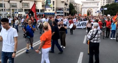 ОГРОМЕН БРОЈ ГРАЃАНИ ПО СЕДМИ ПАТ РЕКОА „НЕ“ ПРОТИВ ФРАНЦУСКИОТ ПРЕДЛОГ: Протестот мирен и без инциденти, продолжува утре