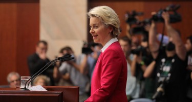 ЕВРОПА ВЕ ЧЕКА, ПОЧИТУВАНИ МАКЕДОНЦИ НЕМА СОМНЕЖ ДЕКА МАКЕДОНСКИОТ ЈАЗИК Е ВАШ: Фон дер Лајен се обрати од собраниската говорница