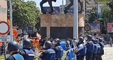 Полицијата приведе две лица пред Собранието