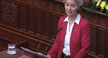 (ВИДЕО) Македонија вели НЕ - ваков транспарент и остави Апасиев на Фон дер Лајен