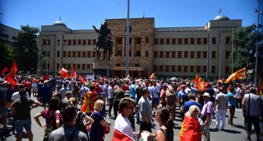 (ГАЛЕРИЈА) Македонски знамиња и пораки од Гоце Делчев, еве каква беше атмосферата пред Собранието