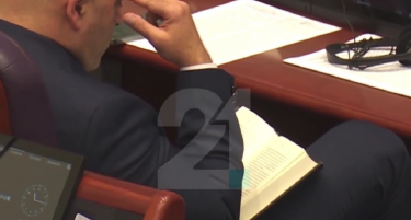 Во Собранието Ковачевски чита книга