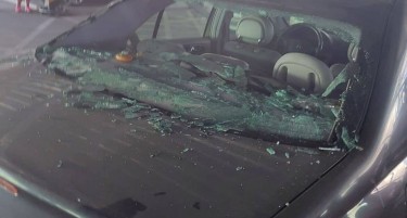 КАКВИ ЛУДАЦИ: Кршеле стакла и шофершајбни, оштетиле 20 автомобили во катната гаража спроти Буњаковец