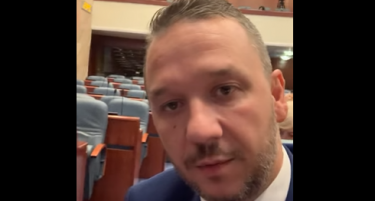 ЗЕМААТ ДНЕВНИЦИ И ПАТНИ ТРОШОЦИ, АМА ПИЈАТ КАФЕ И ЛИМОНАДА - пратеникот Мартин Костовски покажа празни столчиња на неговите опозициски колеги