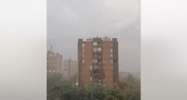 (ВИДЕО) Невремето оштети кров на зграда