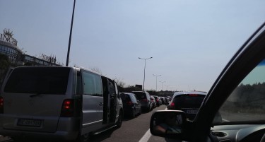 (ФОТО) И ОДМОРИ СЕ, НО И ПРОДОЛЖЕН ВИКЕНД - големи колони со возила на граничниот премин Богородица