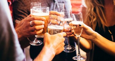 ЌЕ ОДГОВАРААТ И РОДИТЕЛИТЕ НА ДВЕТЕ МАЛОЛЕТНИ ДЕВОЈКИ ФАТЕНИ КАКО ПИЈАТ АЛКОХОЛ ВО КАФУЛЕ - поднесок и за објектот и за вработената која им го наточила