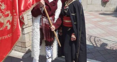 ВО ИЛИНДЕНСКИТЕ ЧЕТИ ИМА И МЛАДИ КОМИТКИ - Андреа и Матеа на марш кон Мечкин Камен, имаат 15 и 13 години