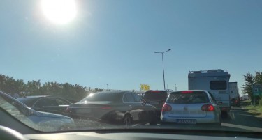 И ДЕНЕСКА ГУЖВИ НА БОГОРОДИЦА, КОЛОНИ ОД ВОЗИЛА ДО КАЗИНАТА - ако некој мислеше дека пикот е вчера, очигледно згрешил