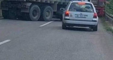 СИРЕНИ ВО КОСОВСКА МИТРОВИЦА, БАРИКАДИ НА ПАТИШТАТА - почнаа очекуваните тензии кај северните соседи