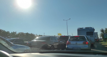 ПОВТОРНО ГУЖВИ НА ГРАНИЧНИТЕ ПРЕМИНИ, задржувањето на границата подолго од очекувањата