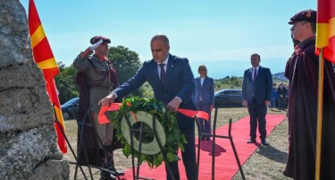 (Фото) Премиерот Ковачевски пред спомен обележјата посветени на Илинден во Крушево