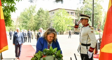 Владина делегација положи цвеќе во спомен на загинатите армиски припадници кај Љуботенски бачила