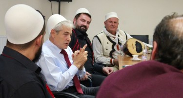 Али Ахмети со бело кече во посета на албанскиот ансамбл