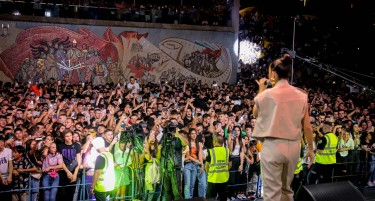 „СКЕНДЕР БЕГ ВО ПЛАМЕН“-ГОЛЕМ КОНЦЕРТ ВО ЧЕСТ НА РАМКОВНИОТ ДОГОВОР: Груби објави видео од најинтересните моменти