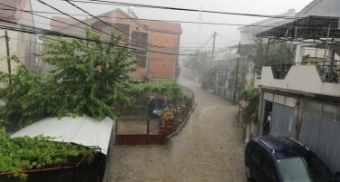 Силен ветер од 150 километри на час во Пелагонија, невреме во Велес и запалено сено од паднати бандери во велешко Каласлари