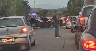 (ФОТО) Сообраќајка кај автопатот „Пријателство“, застој во сообраќајот