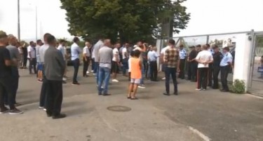 (ВИДЕО) Арачиновци со градоначалникот на протест пред ЕВН за исклучената струја