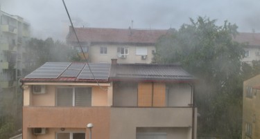 (ГАЛЕРИЈА) Во Скопје поплавени  улици, подвозници, куќи и дворови
