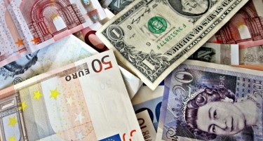 ПАДНА ВРЕДНОСТА НА ДОЛАРОТ ПО ТРИ НЕДЕЛИ РАСТ, Курсот на еврото повторно над доларот