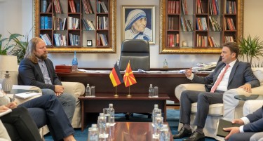Хофрајтер повтори дека Германија ќе продолжи да ја поддржува Македонија на патот кон ЕУ