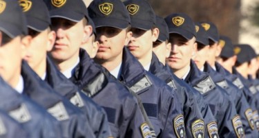 МВР ЗА УНИФОРМИТЕ - новите полицајци приправници прво треба да почнат со работа на 3 октомври, па ќе им ги дадеме