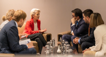 ПЕНДАРОВСКИ СО ГОЛЕМА ПОСВЕТЕНОСТ ЈА СЛУША ФОН ДЕР ЛАЈЕН, средба во Софија со фокус на скринингот и енергетската криза