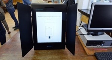 Бугарски медиуми: 100.000 гласачи во Северна Македонија, во првиот половина час не гласал никој