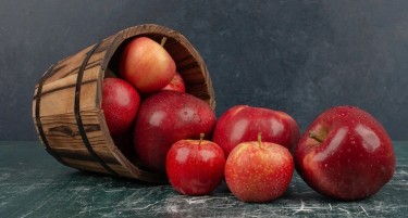 БОГАТА РЕКОЛТА ВО ПРЕСПА: Јаболката се квалитетни, но овоштарите пак се на мака
