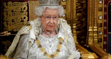ГО ВОЗЕЛА ПОСТАРА ДАМА: Се продава јагуарот на кралицата Елизабета