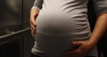 56-ГОДИШНА ЖЕНА ЈА РОДИ СВОЈАТА ВНУКА: Благодарна сум за породувањето, но тажна сум затоа што не го носам бебето дома