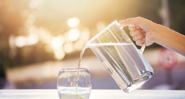 НАУКАТА ГИ МЕНУВА ЗДРАВСТВЕНИТЕ СОВЕТИ: Препорачаните осум чаши вода, сепак  се премногу?
