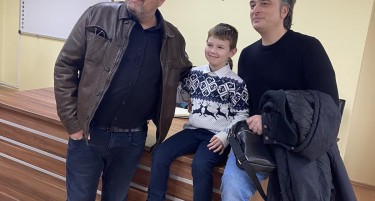 Скопските бадникари слават 30 години бадникување пред Соборниот Храм Свети Климент во Скопје