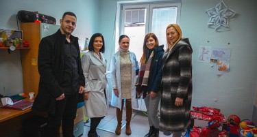 За посреќна Нова Година и Божиќ – тимот на МТЕЛ им подари новогодишни пакетчиња на децата од Заводот за рехабилитација на слух, говор и глас