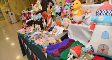 Основци од СОС Детско село беа гости на Зимскиот базар во Меѓународното училиште „НОВА“