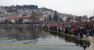 Силниот ветер не го поколеба, Васко Довлев го фати светиот крст во Охрид