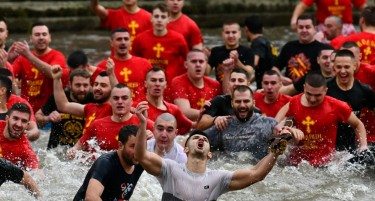 (ФОТО) Христијан Ниневски го извади светиот крст од водите на Вардар