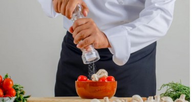 Колку пушењето му штети на сетилото за вкус? - Готвач покажа колку дополнителна сол, шеќер и масло треба да се стави во јадењето за пушачите за можат да го почувствуваат вистинскиот вкус на храната