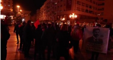 Граѓани излегоа на ноќна стража кај гробот на Делчев