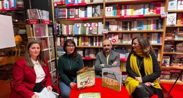 Со сликовниците „Коњчето од рингишпилот“ и „Во полската куќичка“ се реафирмираат класичните дела со нова визуелна нарација