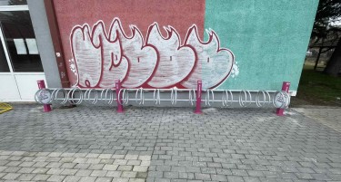 Петнаесет средни училишта добија вело-паркинзи како донација од Стопанска банка