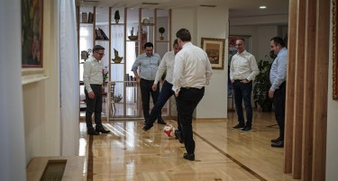 (ФОТО) Министрите на ДУИ играа фудбал во канцеларија