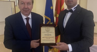 Ректорот на УКИМ проф. д-р Никола Јанкуловски доби Плакета за посебни заслуги и придонес во достигнувањата на ССУКИМ