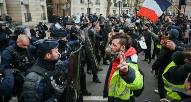 ХАОС НА ПРОТЕСТИТЕ ВО ФРАНЦИЈА - Еден демонстрант во критична состојба, повредени 16 полицајци