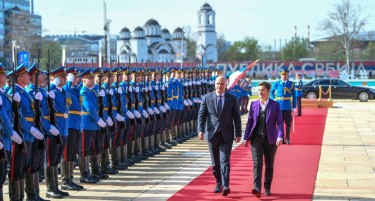 Премиерот Ковачевски во Белград пречекан со највисоки државни и воени почести