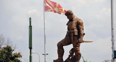 ЌОСЕТО ПАК ГИ БРАНУВА ДУХОВИТЕ - Левица велат дека бил левичар и побараа споменикот да се постави во паркот во Горно Лисиче, општина Аеродром прифати