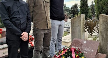 ФЕЈСБУК ВРИЕ ОД РЕАКЦИИ: Делегација на Левица се поклони на гробот на Енвер Хоџа