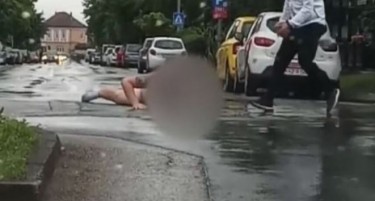 (ВИДЕО) Пијан и гол маж „пливаше“ во локва во Градишка во БиХ