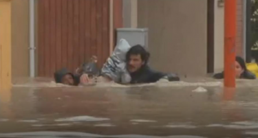 (ВИДЕО) Србин спаси бебе oд поплавите во Италија