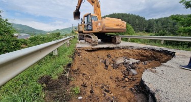 Патот Каменица - Делчево затворен до вторник поради големата дупка што се отвори